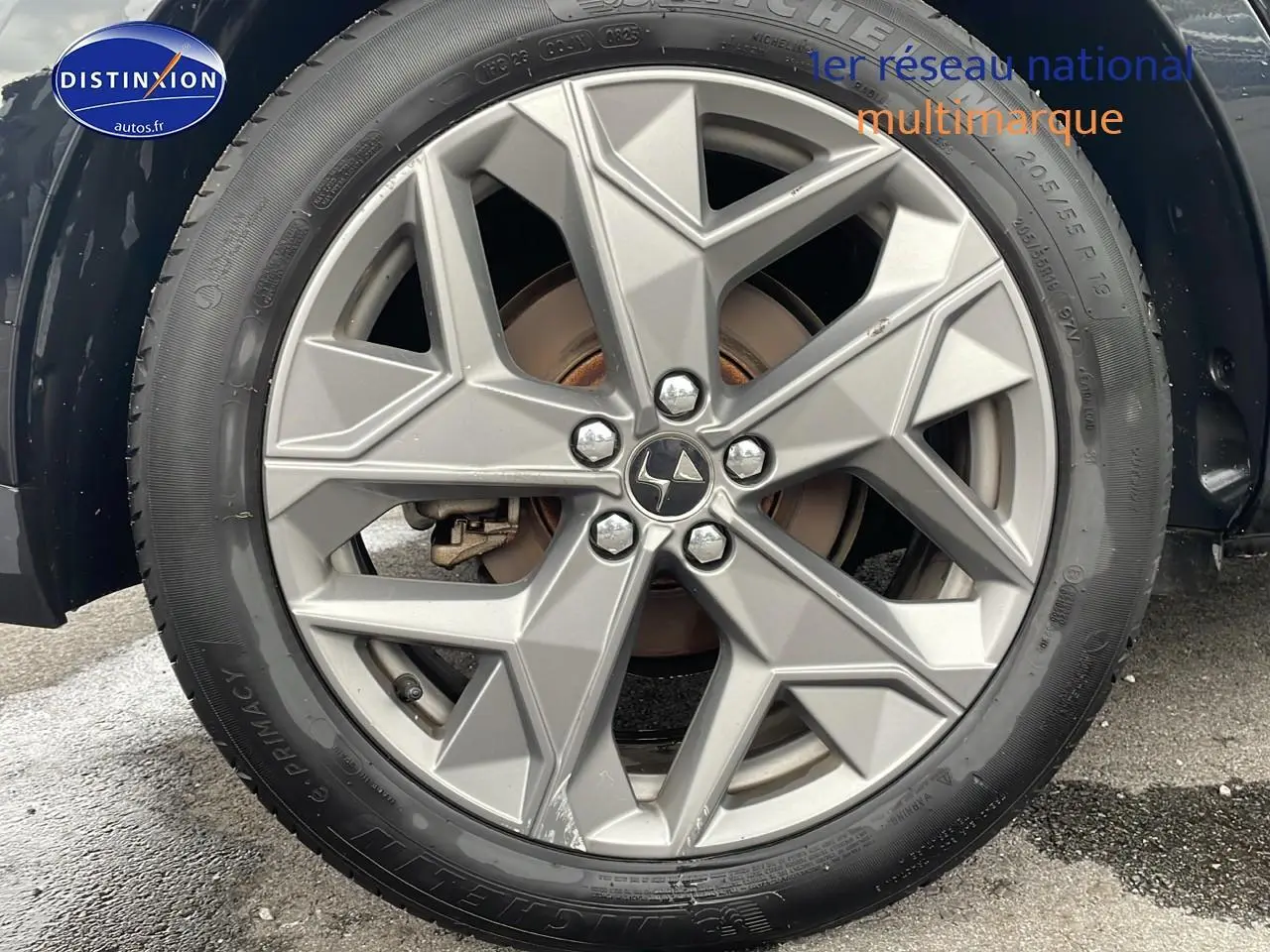 Gros plan sur la jante 19 pouces Sapporo argentée du DS4 E-tense 225 Cross Trocadero noir, vue côté gauche.