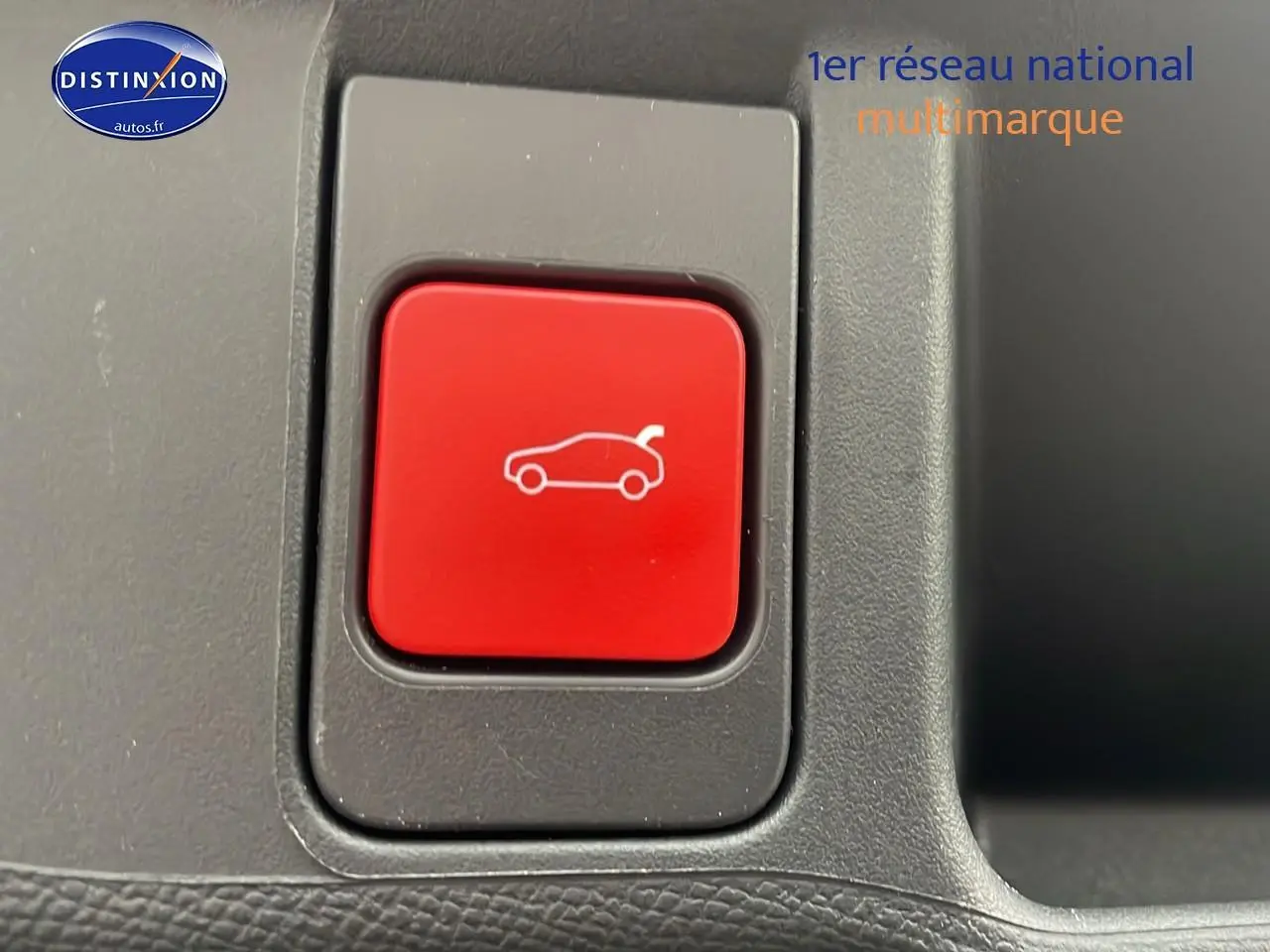 Bouton rouge d'ouverture du coffre sur le tableau de bord du DS4 E-tense 225 Cross Trocadero noir 2023.