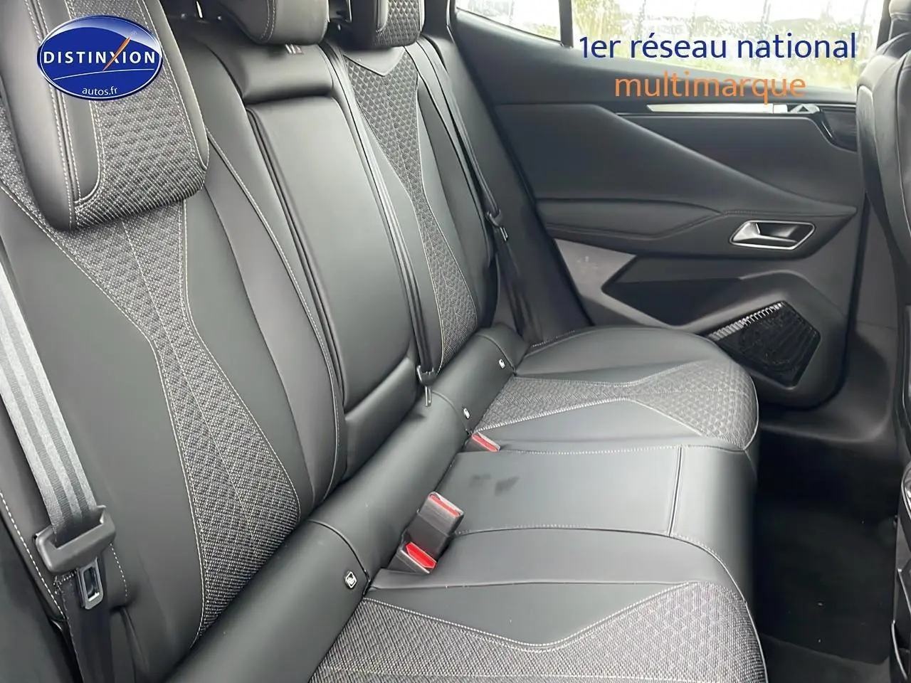 Vue latérale droite de la banquette arrière en cuir noir et tissu du DS4 E-tense 225 Cross Trocadero 2023.