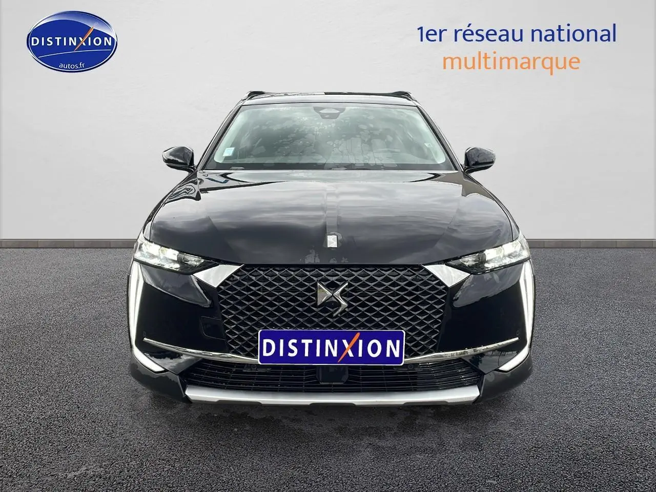 Vue frontale d'une DS4 E-tense 225 Cross Trocadero noire avec calandre distinctive et feux LED fins.