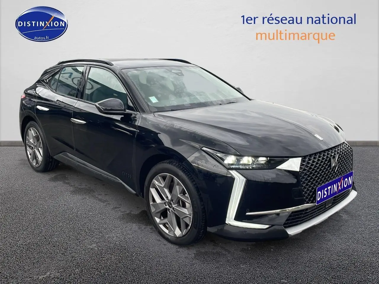 DS4 E-tense 225 noir en 3/4 avant droit avec calandre distinctive et feux LED en forme de flèche