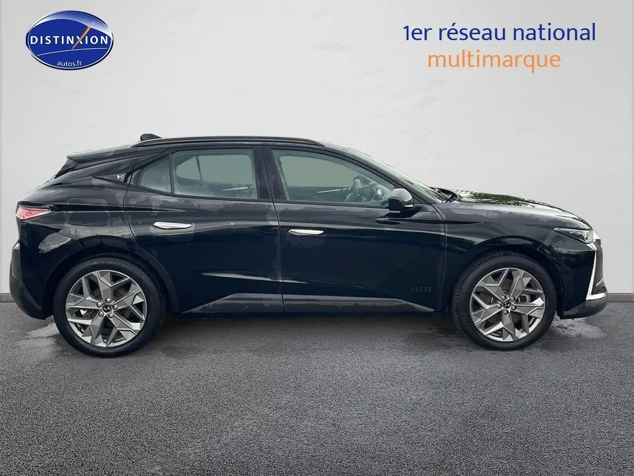 Profil côté gauche d'un DS4 E-tense 225 Cross Trocadero noir avec jantes alliage 19 pouces Sapporo.