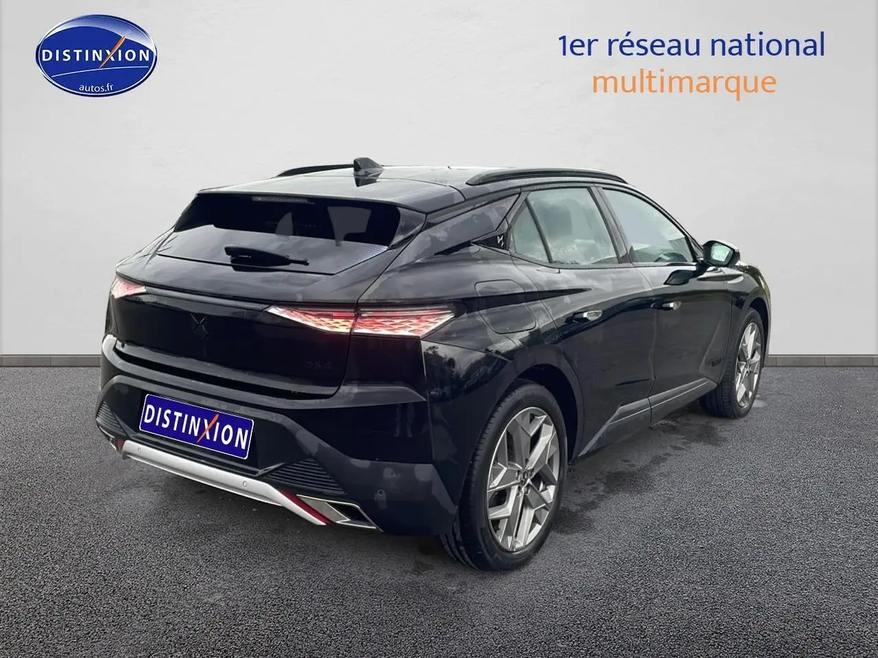 Vue 3/4 arrière droite d'une DS4 E-tense 225 Cross Trocadero noire avec feux arrière LED et jantes 19 pouces.