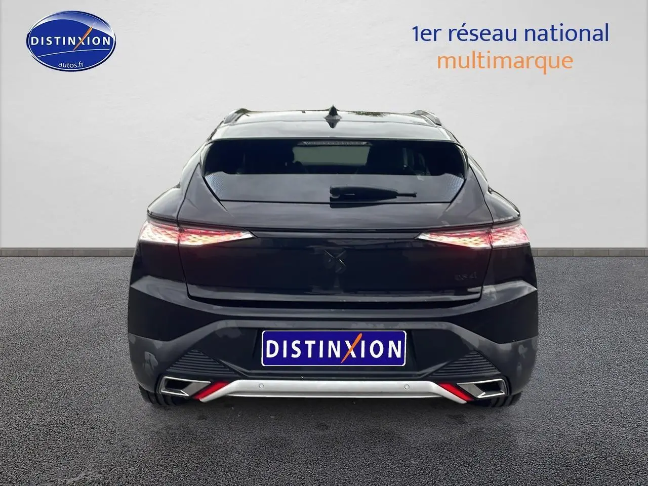 Vue arrière du DS4 E-tense 225 Cross Trocadero noir avec feux LED et sorties d'échappement chromées visibles.