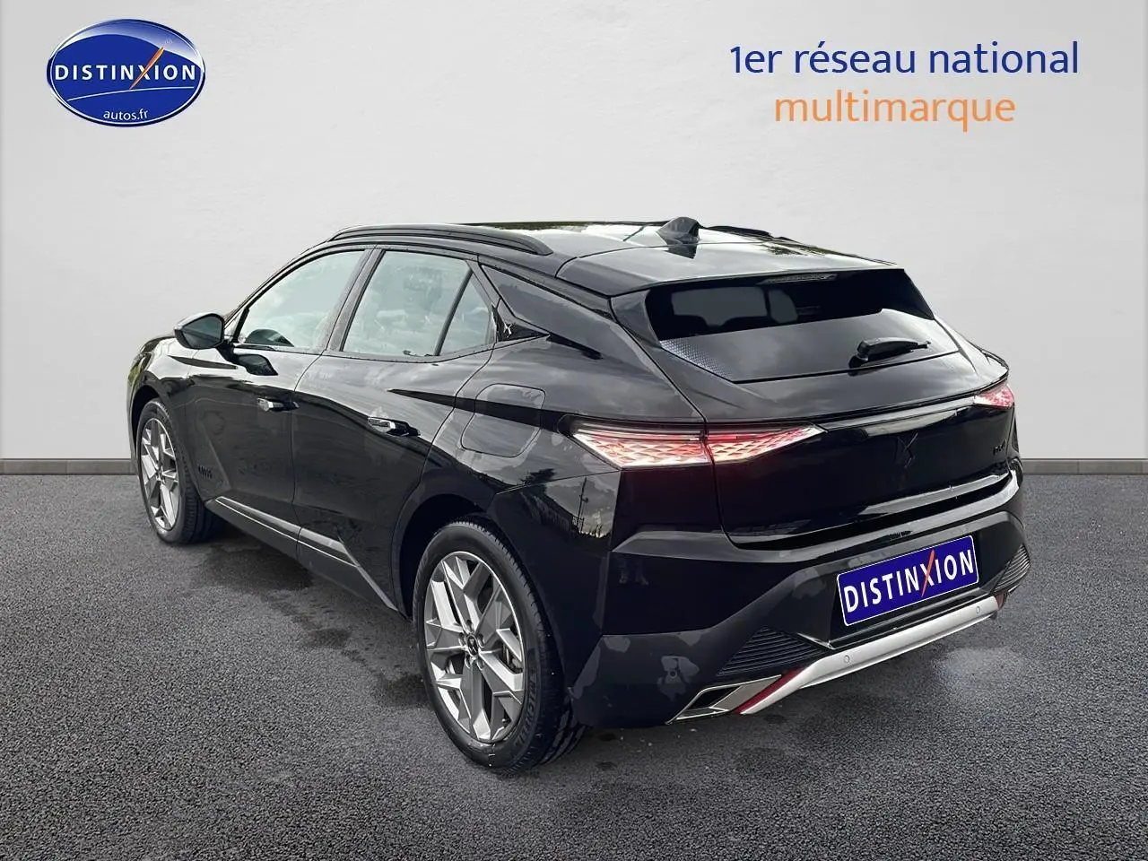 DS4 E-tense 225 noir vue 3/4 arrière côté gauche avec feux arrière LED et jantes 19 pouces Sapporo.