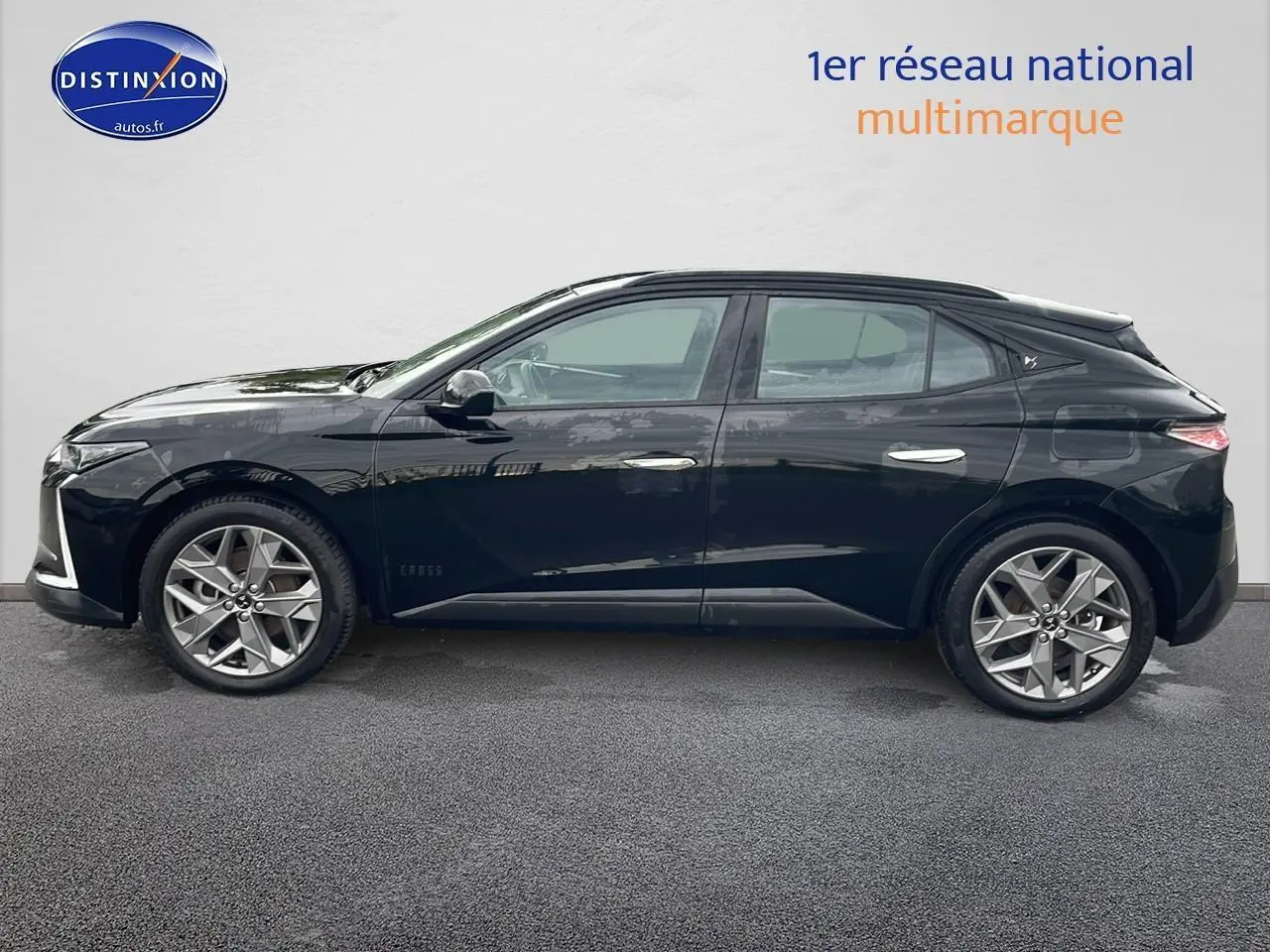 Vue latérale gauche d'un DS4 E-tense 225 Cross Trocadero noir avec jantes alliage 19 pouces Sapporo.