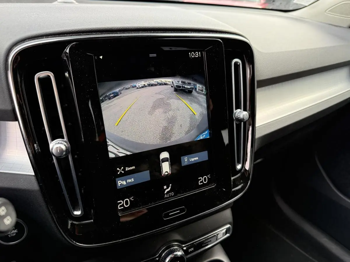 Écran tactile central affichant la caméra de recul dans l'habitacle du Volvo XC40 blanc Momentum 2020.