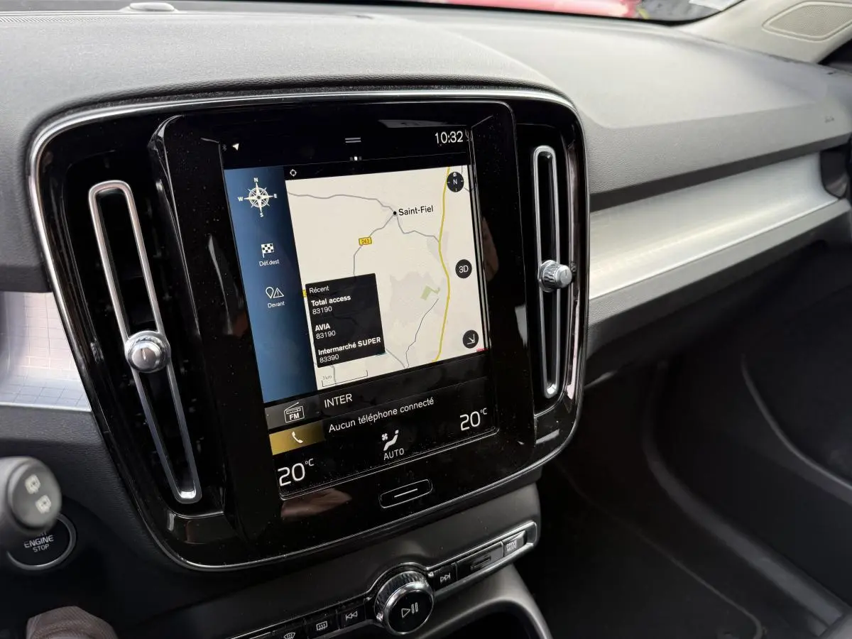 Vue rapprochée de l’écran tactile central et tableau de bord gris clair du Volvo XC40 Momentum blanc de 2020.