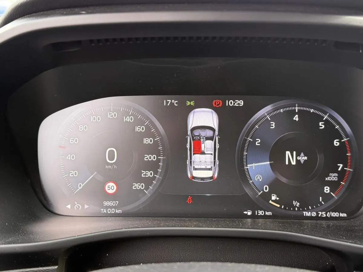 Tableau de bord digital du Volvo XC40 T3 Momentum 2020 affichant la vitesse, régime et porte arrière ouverte.