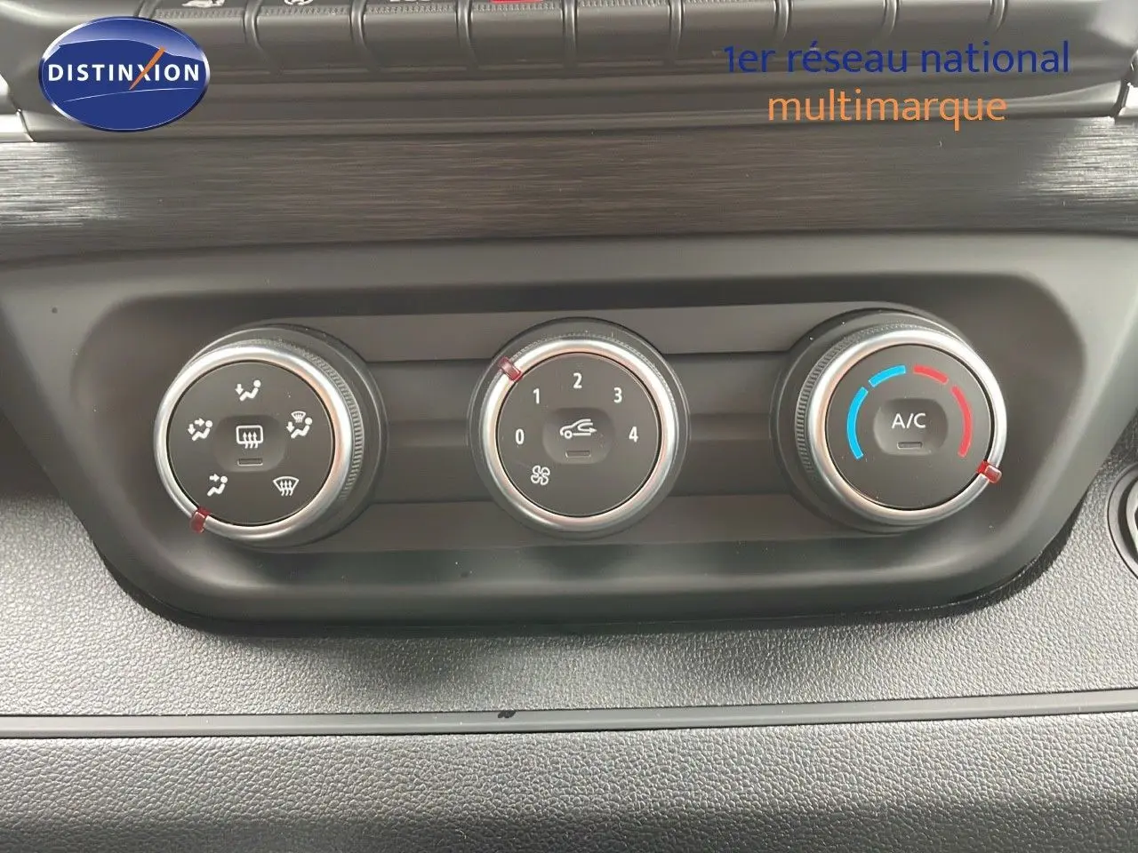 Commandes de climatisation avec trois molettes sur le tableau de bord intérieur du Renault Trafic Fourgon blanc glacier 2025.