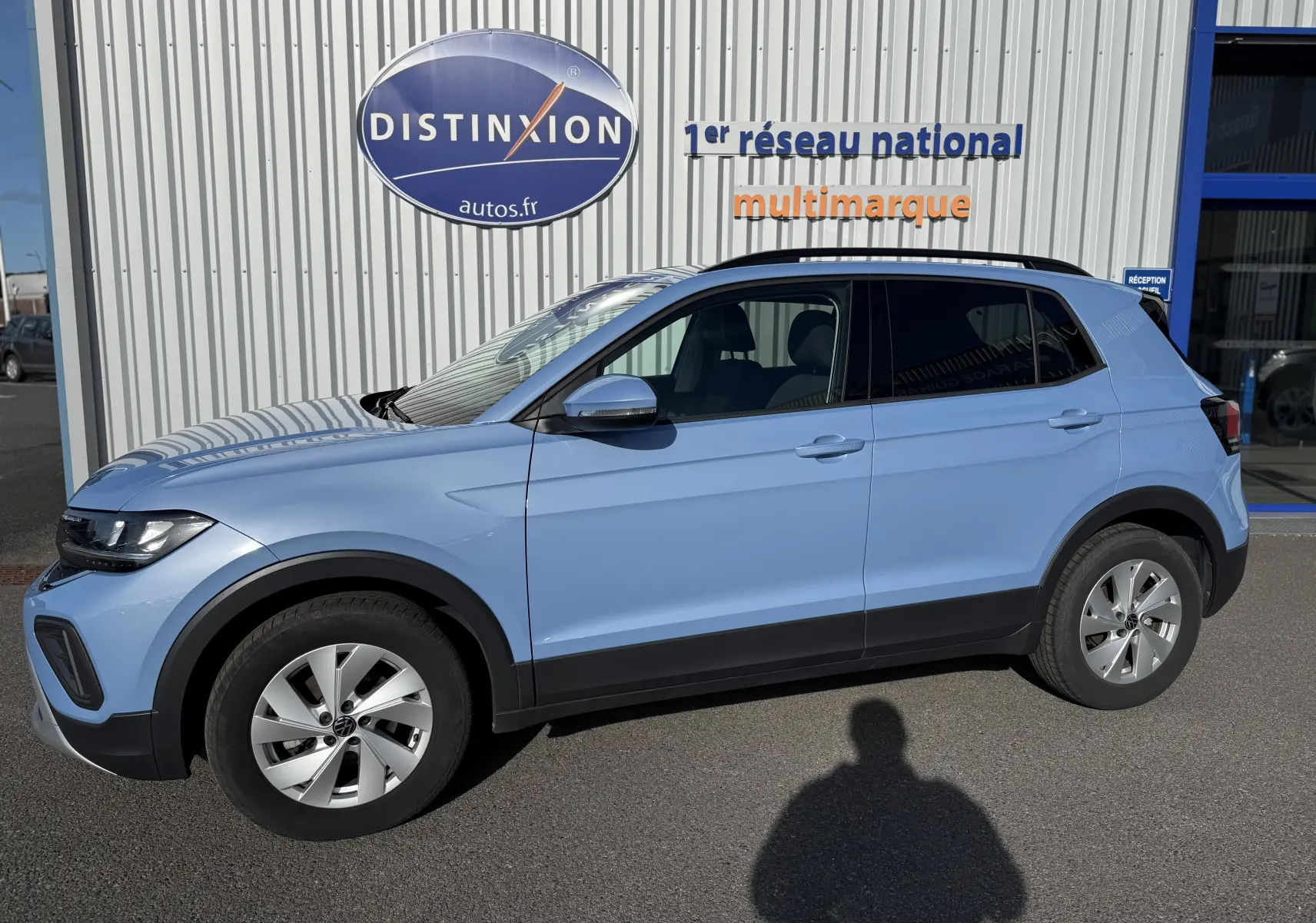 Intérieur du Volkswagen T-Cross 2024 bleu Sky Metal, vue côté conducteur sur les sièges en tissu et le tableau de bord moderne.