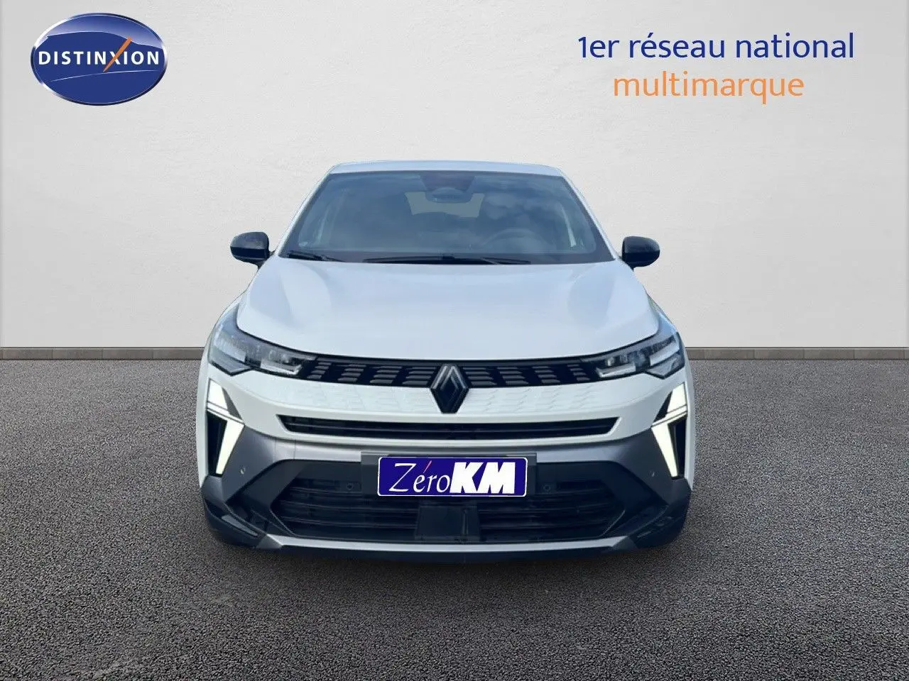 Vue de face du Renault Symbioz blanc nacré avec calandre noire et feux LED verticaux distinctifs.