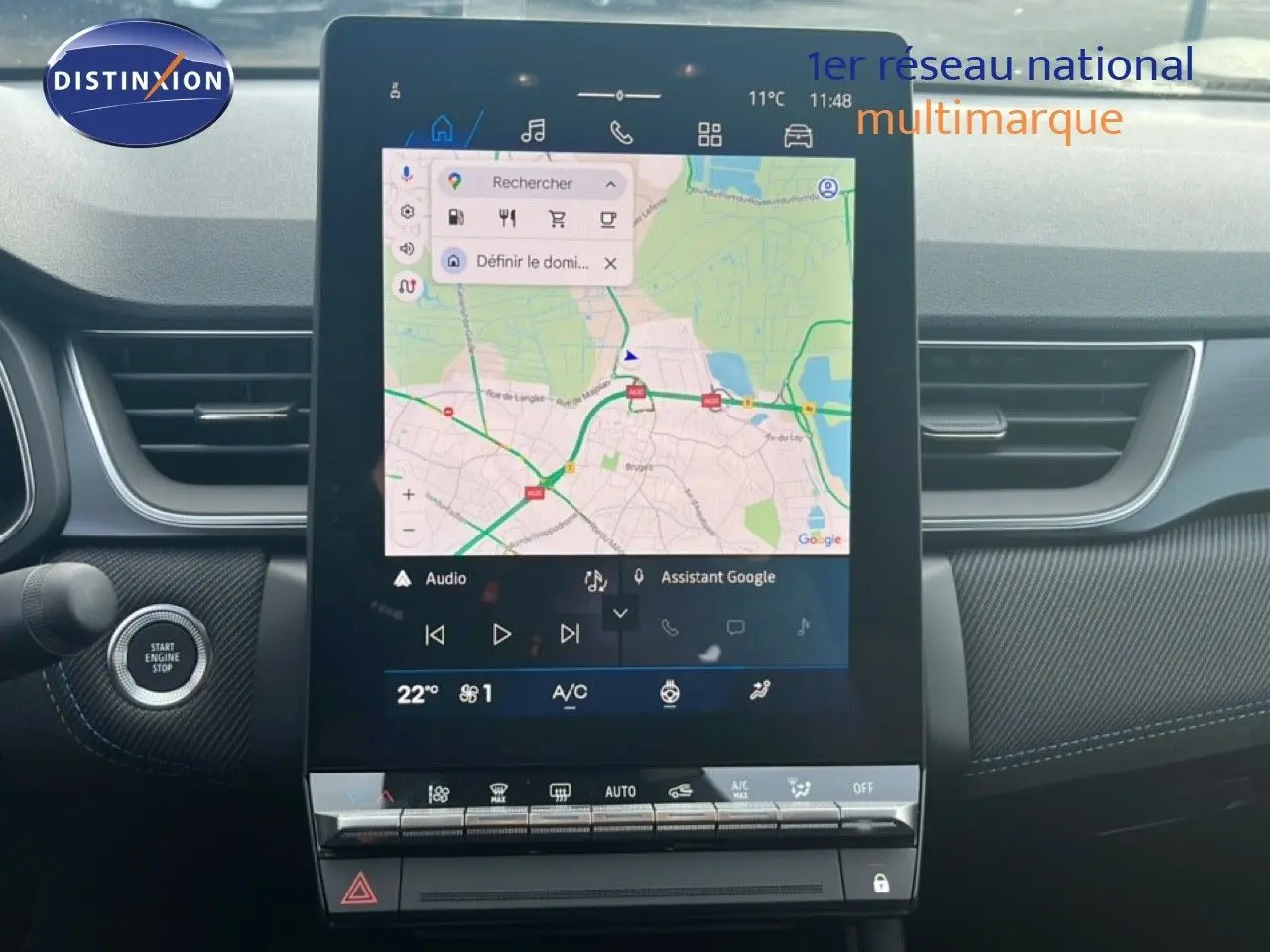 Vue rapprochée de l’écran tactile central du Renault Symbioz blanc nacré, affichant la navigation GPS et commandes climatiques.