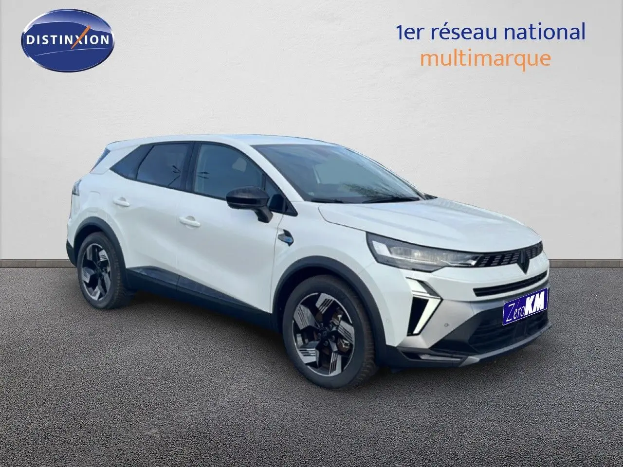 Renault Symbioz blanc nacré métal en 3/4 avant droit, SUV hybride avec jantes noires et détails modernes.
