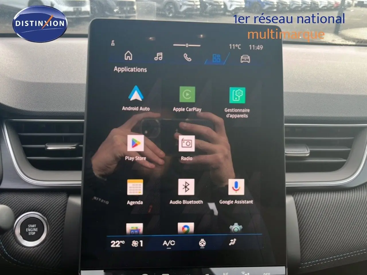 Vue intérieure centrée sur l'écran tactile du tableau de bord du Renault Symbioz blanc nacré 2025.