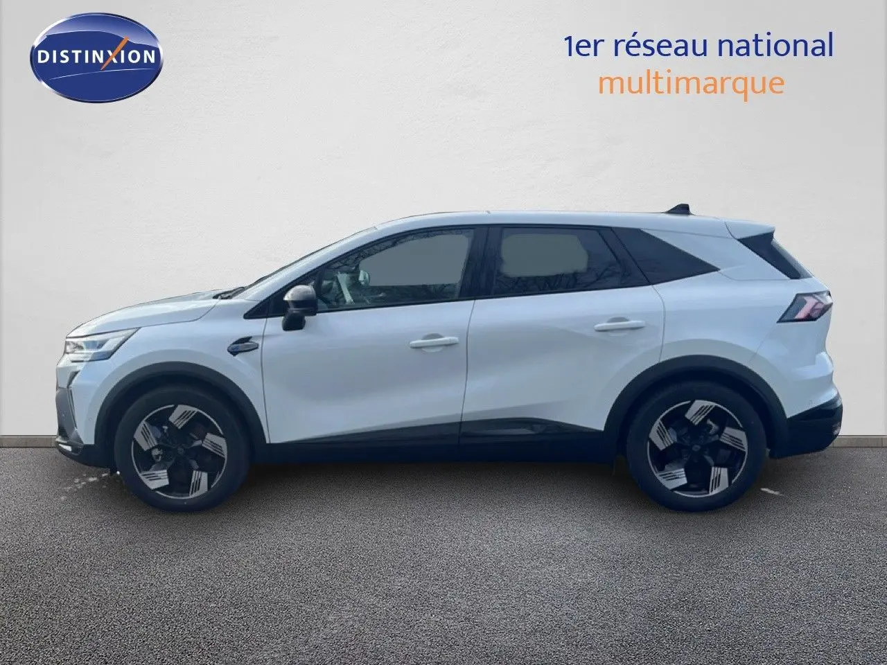 Profil droit d'un Renault SYMBIOZ blanc nacré métal, SUV hybride 2025 avec jantes noires et détails modernes.