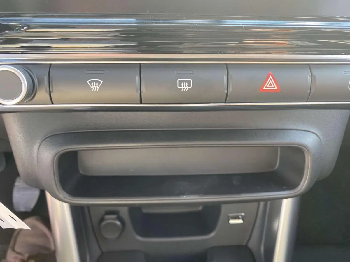 Détail de la console centrale noire du Citroën C3 Aircross 2021, montrant les boutons de dégivrage et d'alerte.