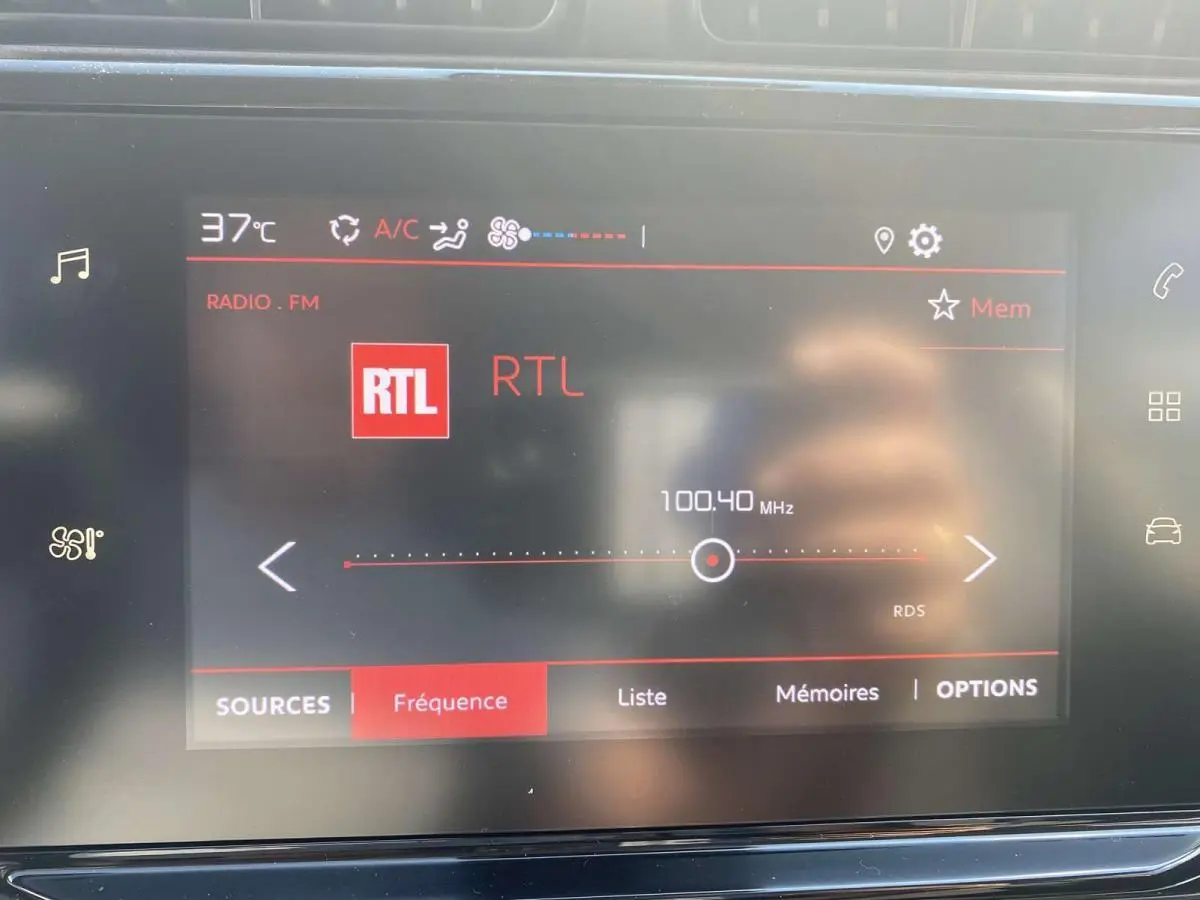 Vue avant droite du Citroën C3 Aircross noir 2021, version Shine diesel avec détails de la calandre et phares LED.