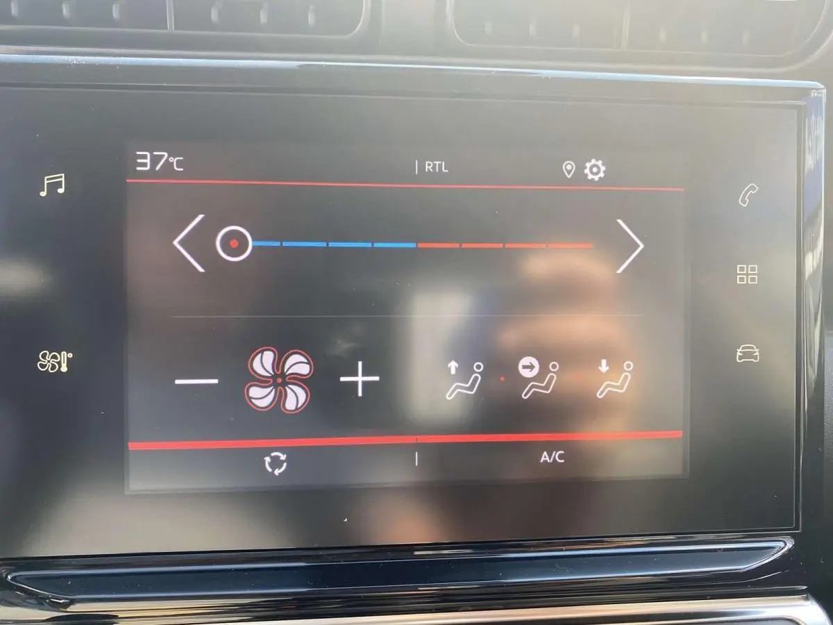 Écran tactile de la climatisation du Citroën C3 Aircross noir, vue frontale du tableau de bord.