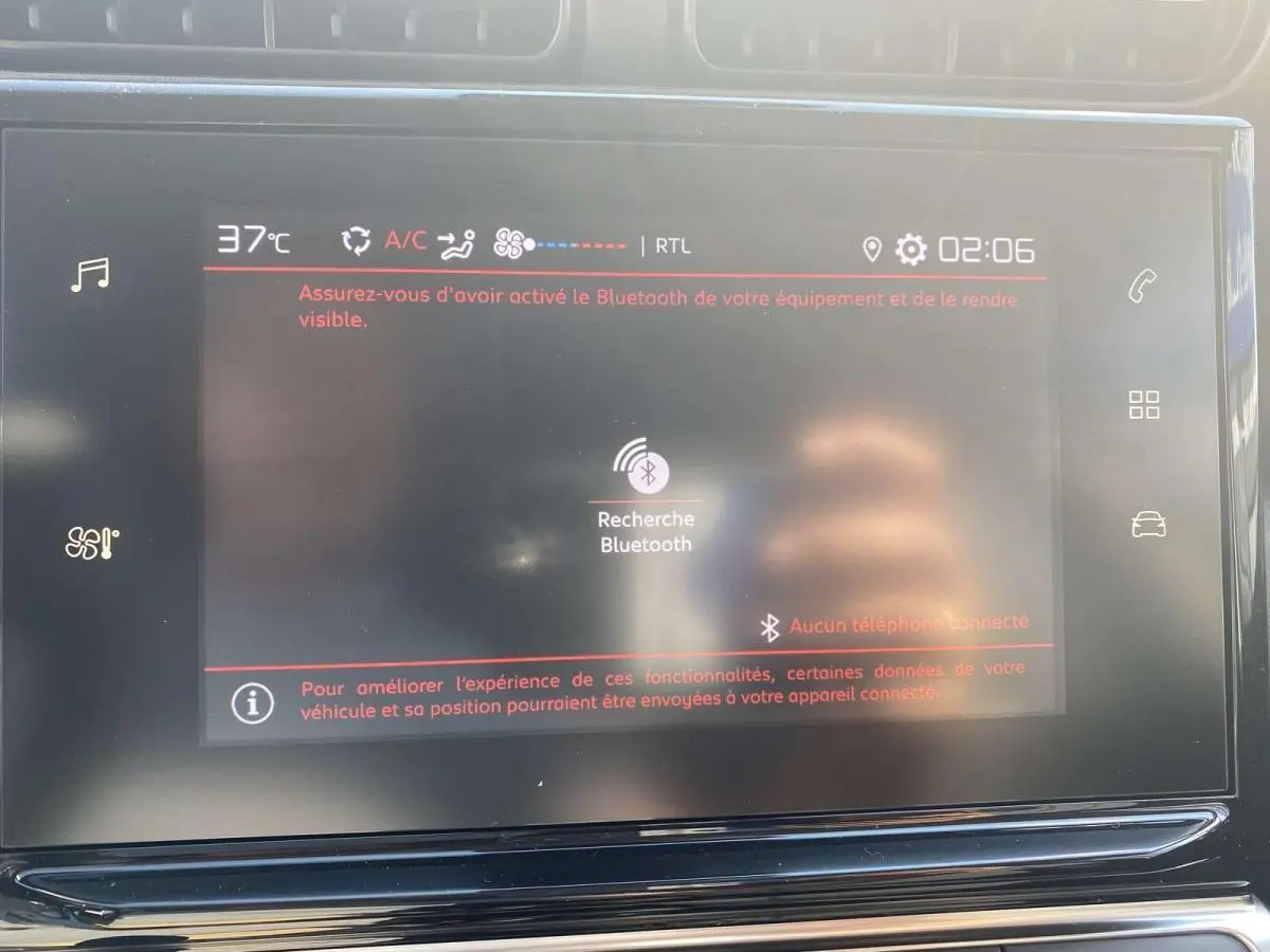 Écran tactile central du Citroën C3 Aircross noir 2021 affichant la recherche Bluetooth et la température extérieure à 37°C.