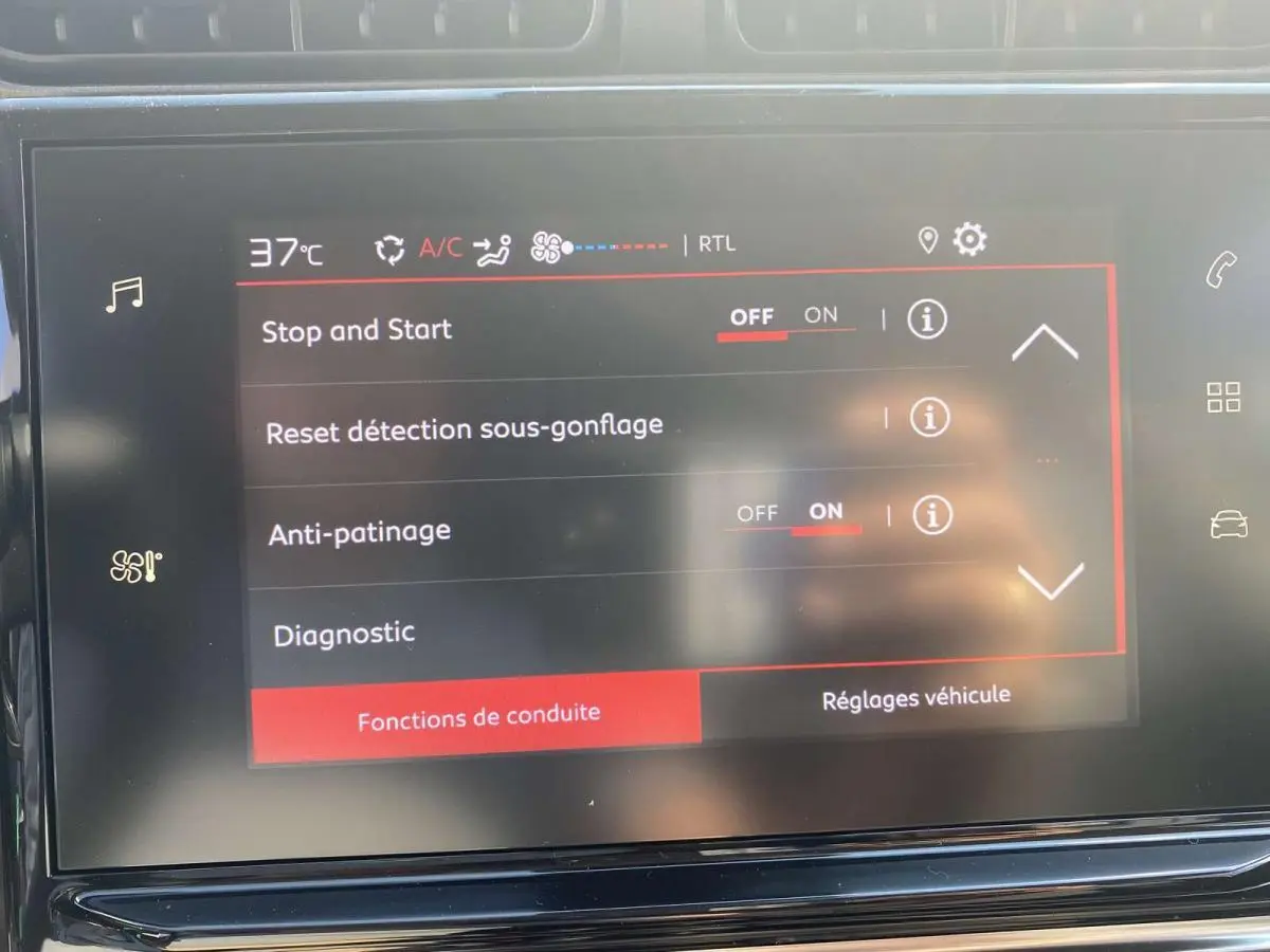 Écran tactile intérieur du Citroën C3 Aircross 2021 affichant les réglages de conduite, vue rapprochée.