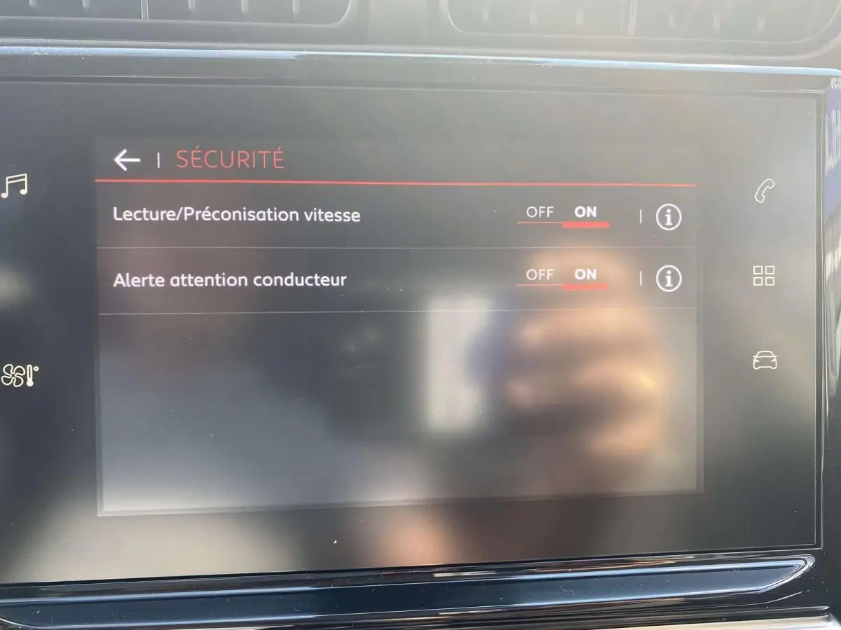 Écran tactile intérieur du Citroën C3 Aircross 2021 affichant les options de sécurité activées, vue de face.