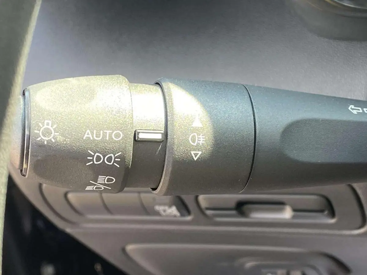 Gros plan sur la commande des feux du Citroën C3 Aircross 2021 noir, avec réglage automatique et antibrouillard.