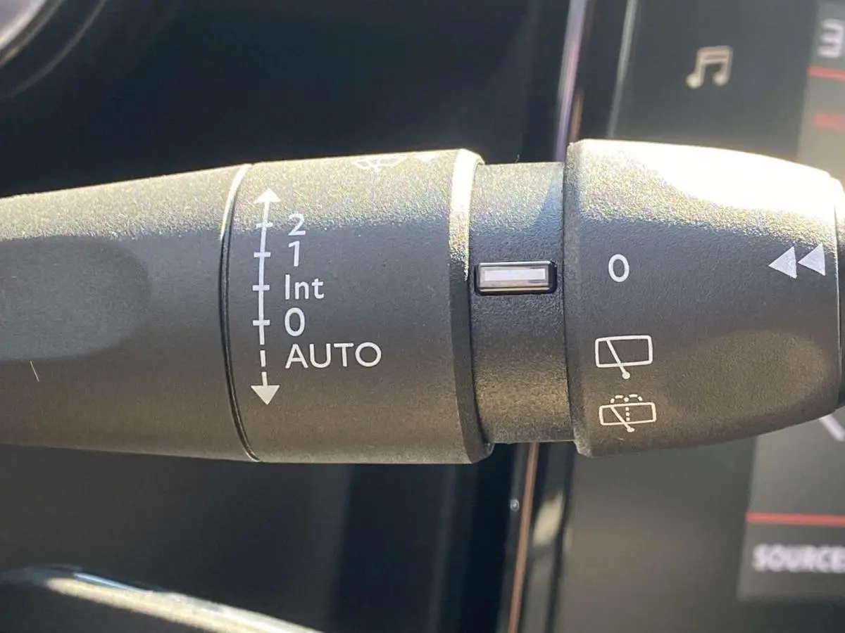 Gros plan sur la commande d’essuie-glace du Citroën C3 Aircross noir 2021, version 1.5 BlueHDi Shine.