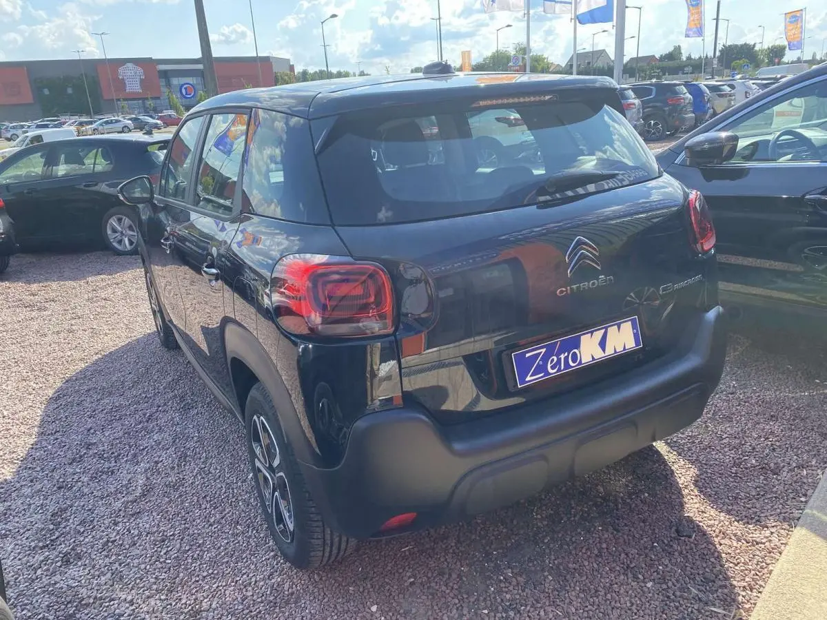 Vue 3/4 arrière droite d’un Citroën C3 Aircross noir 2021 avec feux arrière distinctifs et logo Citroën visible.