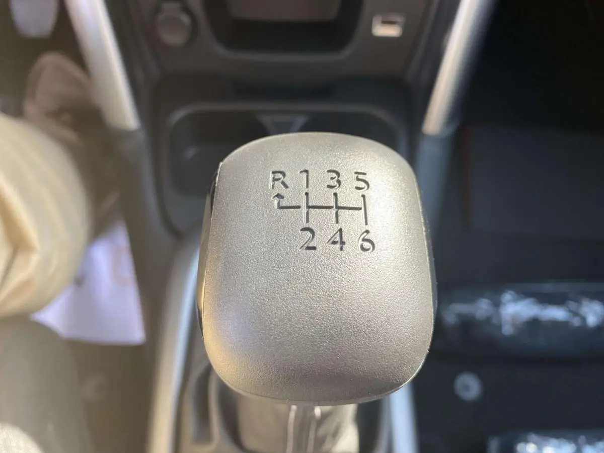 Gros plan sur le levier de vitesses manuel gris du Citroën C3 Aircross 2021, version diesel noire.