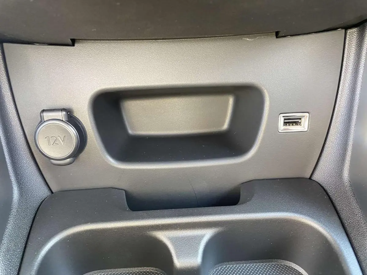 Détail de la console centrale noire du Citroën C3 Aircross 2021, avec prise 12V et port USB visibles.