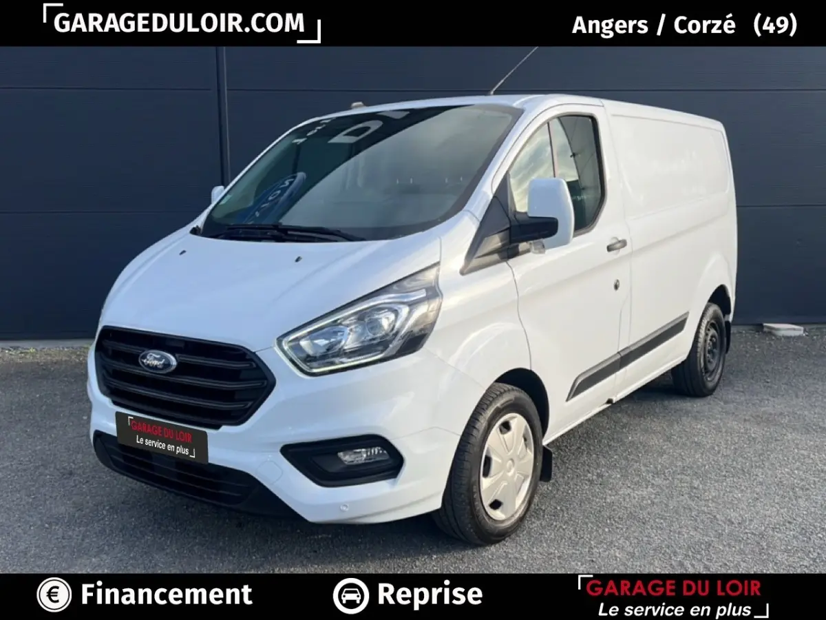 Vue 3/4 avant droite d'un Ford Transit Custom Fourgon blanc avec calandre noire et feux LED.