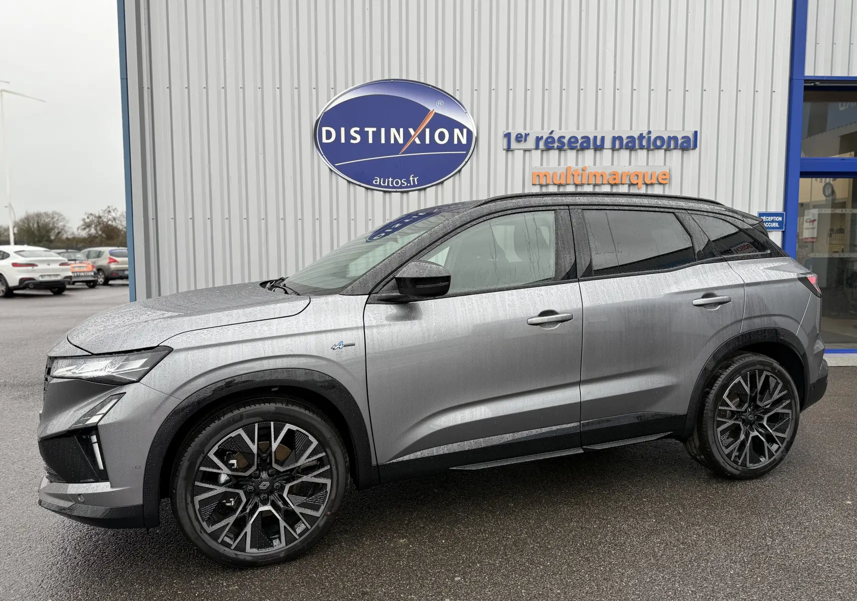 Vue de profil droit du Renault Austral gris schiste avec toit noir, roues alliage et détails sportifs visibles.