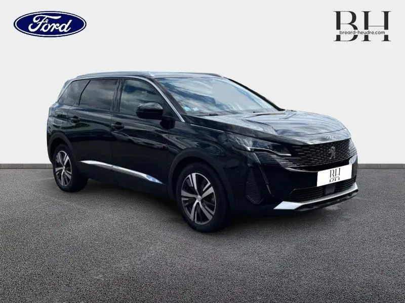 Peugeot 5008 noir Perla Nera vue 3/4 avant droit, avec calandre chromée et jantes alu distinctives.