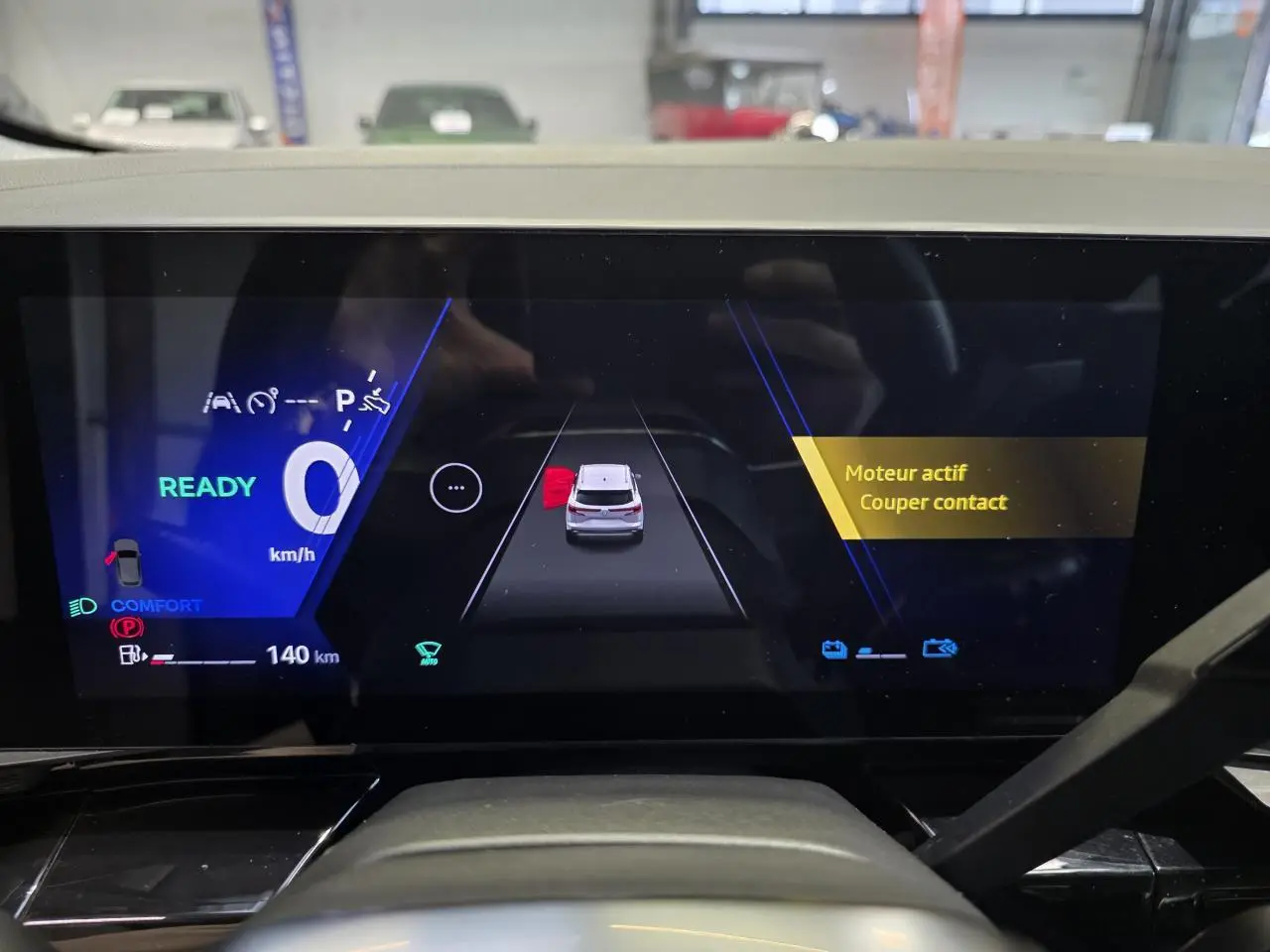 Affichage numérique du tableau de bord Renault Austral 2024 montrant la caméra de recul et l'état moteur actif.