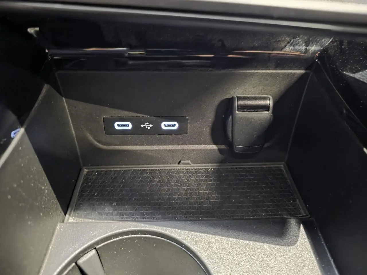 Gros plan sur la console centrale du Renault Austral 2024, montrant les ports USB et prise 12V intégrés.