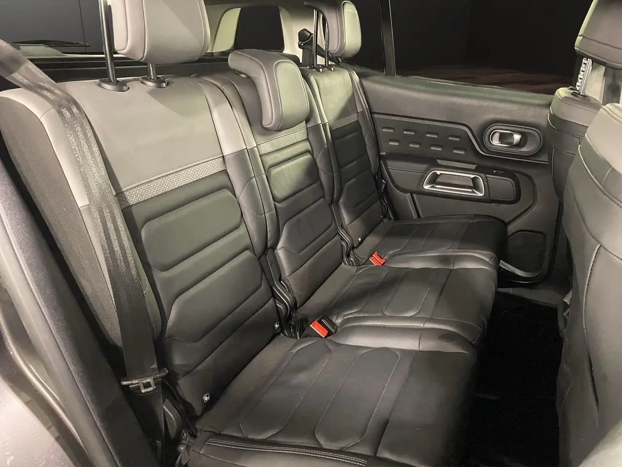 Vue latérale droite de la banquette arrière en cuir noir du Citroën C5 Aircross 2023, finition Shine Pack.