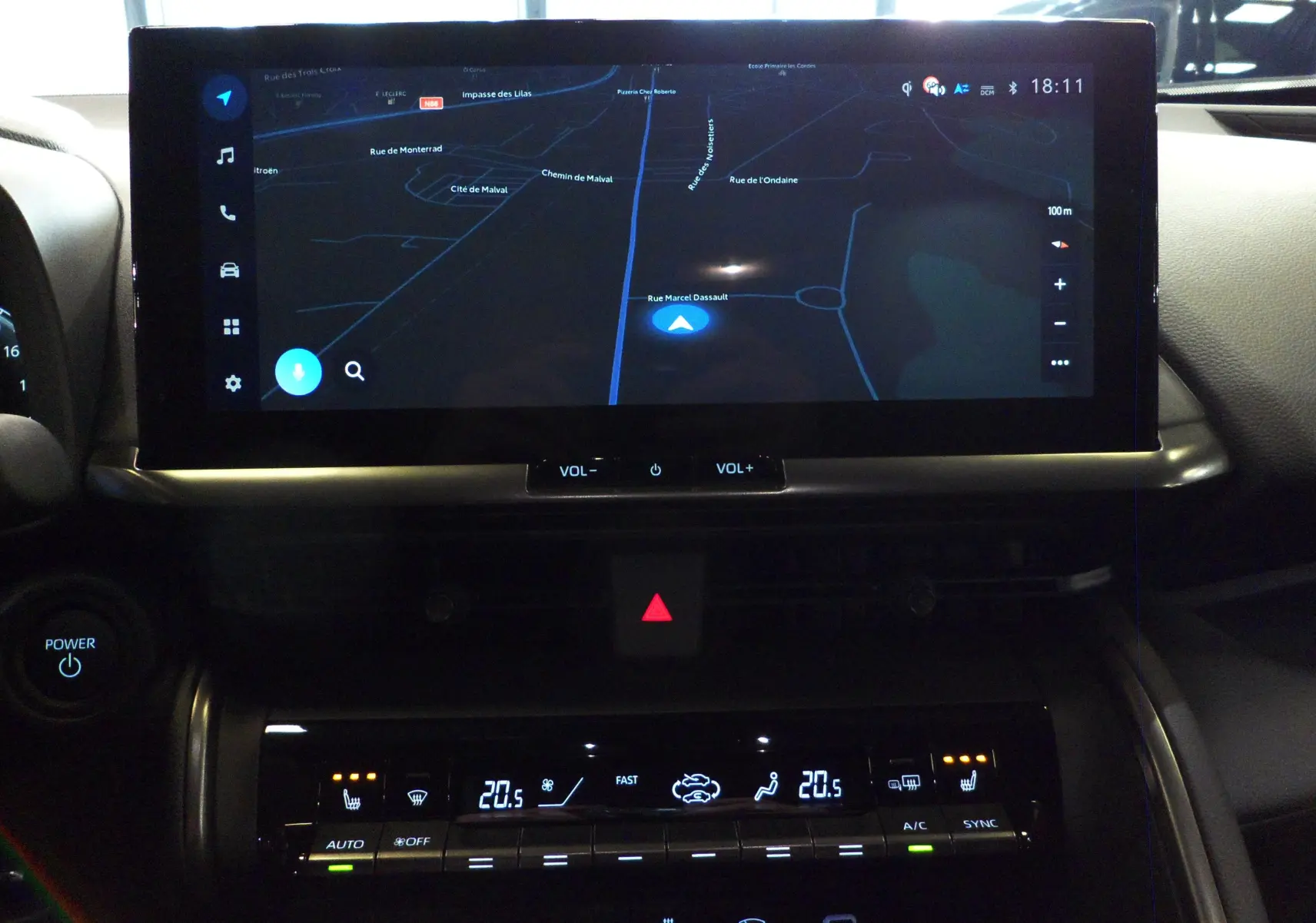 Tableau de bord du Toyota C-HR hybride 2025 avec écran tactile GPS et commandes climatisation digitales.