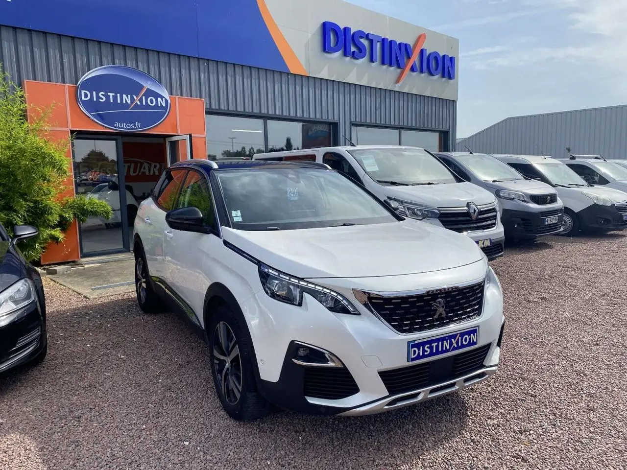 Peugeot 3008 blanc nacré en 3/4 avant droit avec toit noir et jantes alliage bi-ton devant concession Distinxion.