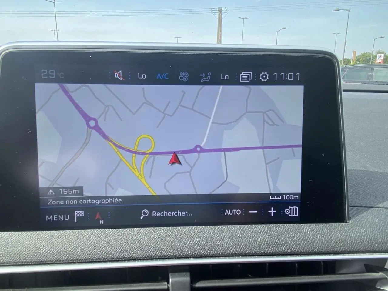 Écran tactile 8 pouces du Peugeot 3008 blanc 2018 affichant la navigation 3D connectée en intérieur voiture.