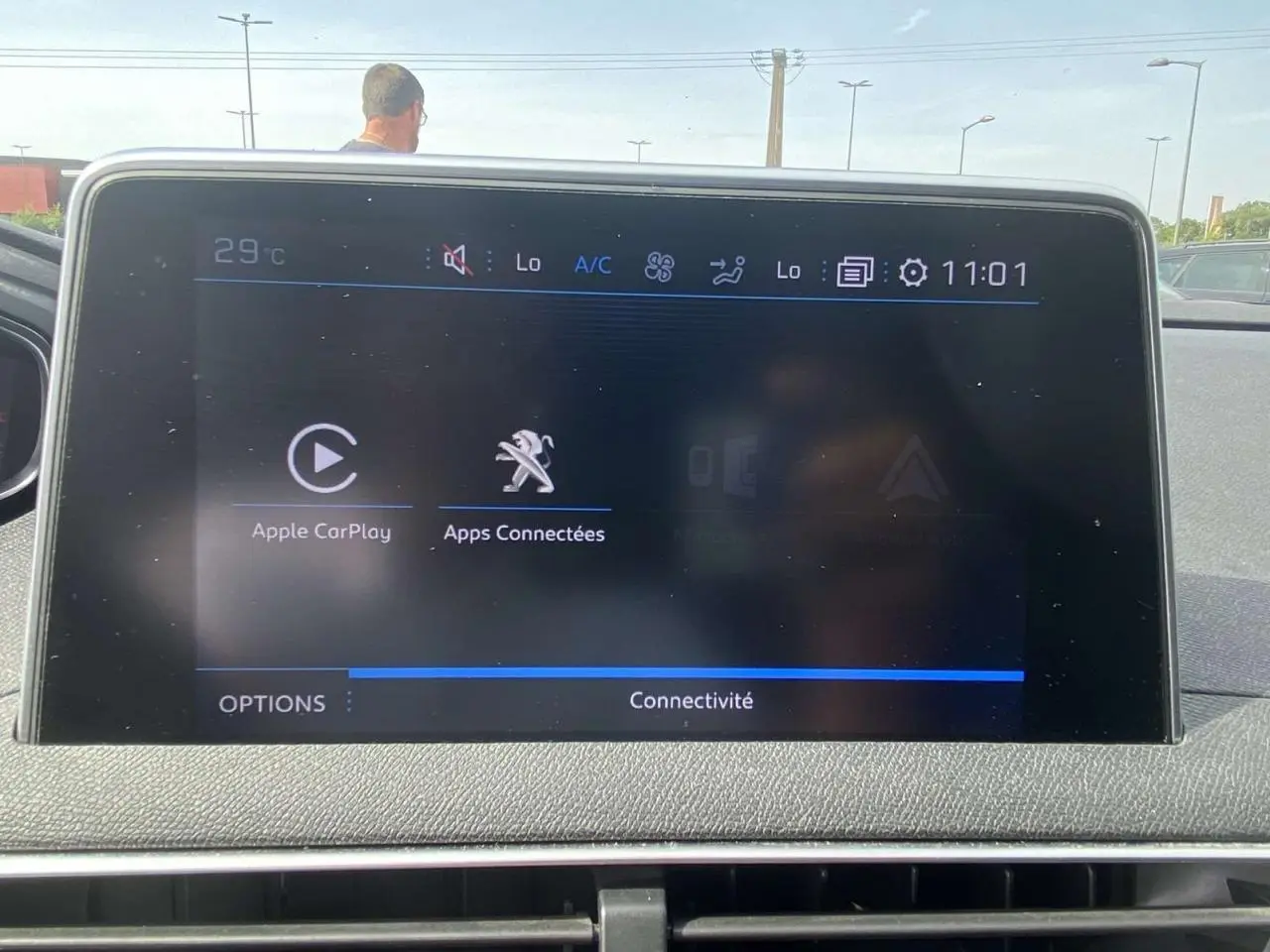 Écran tactile 8 pouces du Peugeot 3008 blanc 2018 affichant les options Apple CarPlay et Apps Connectées.
