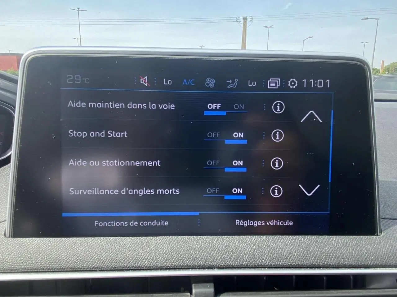 Écran tactile central du Peugeot 3008 blanc 2018 affichant les réglages d'aides à la conduite en intérieur.