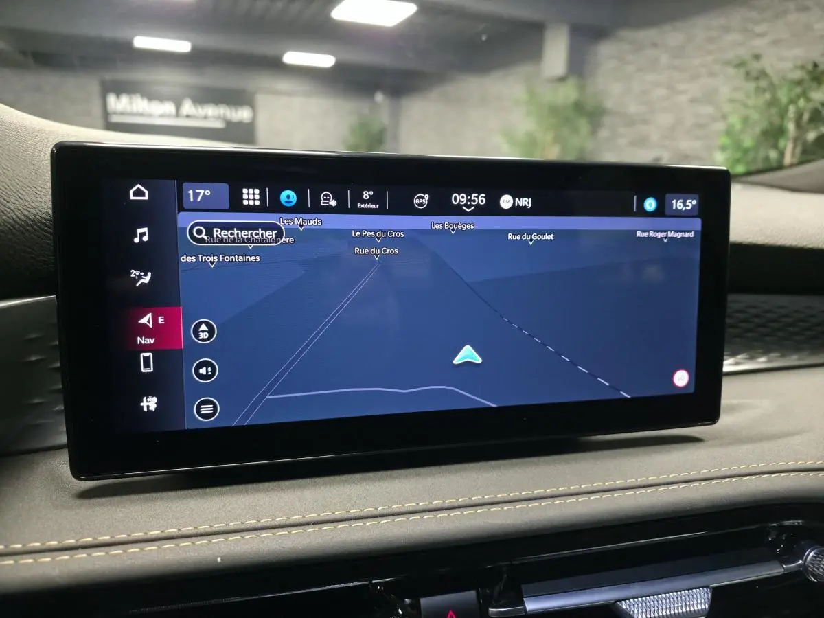 Écran tactile central de navigation de l'Alfa Romeo Tonale 2025, affichant une carte GPS en intérieur.