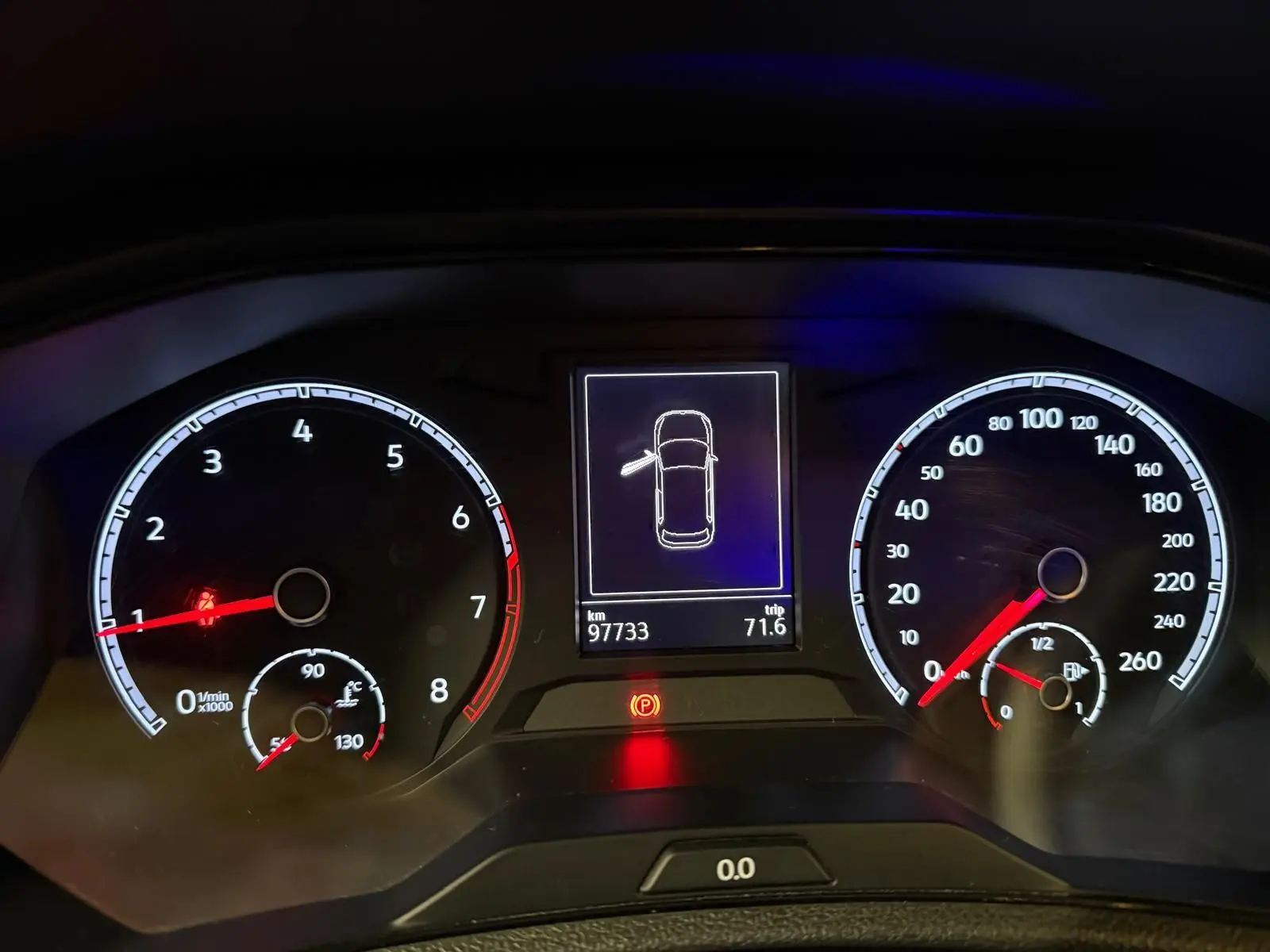 Tableau de bord du Volkswagen T-Roc bleu 2019, affichage numérique central et compte-tours à gauche.