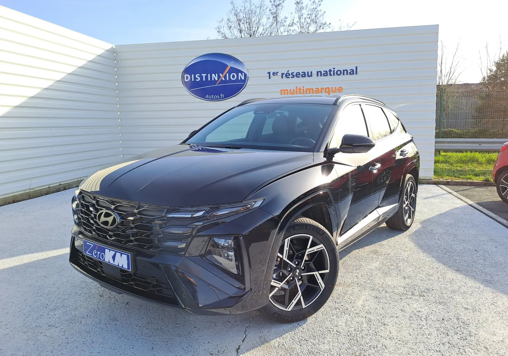 Hyundai Tucson 2025 noir abyss en 3/4 avant droit, avec jantes alliage et calandre distinctive N-Line.