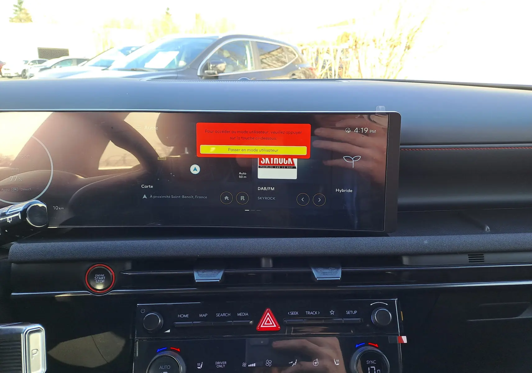 Vue intérieure du tableau de bord du Hyundai Tucson 2025 noir, avec écran tactile large et commandes climatisation visibles.