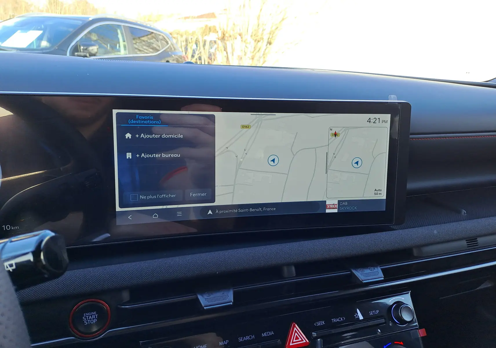 Vue intérieure du tableau de bord du Hyundai Tucson 2025 noir, avec écran tactile de navigation et commandes centrales visibles.