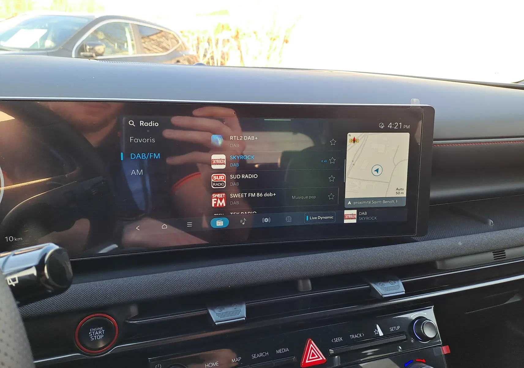 Intérieur du Hyundai Tucson 2025 noir, vue sur l’écran tactile central affichant la radio DAB/FM et la navigation.