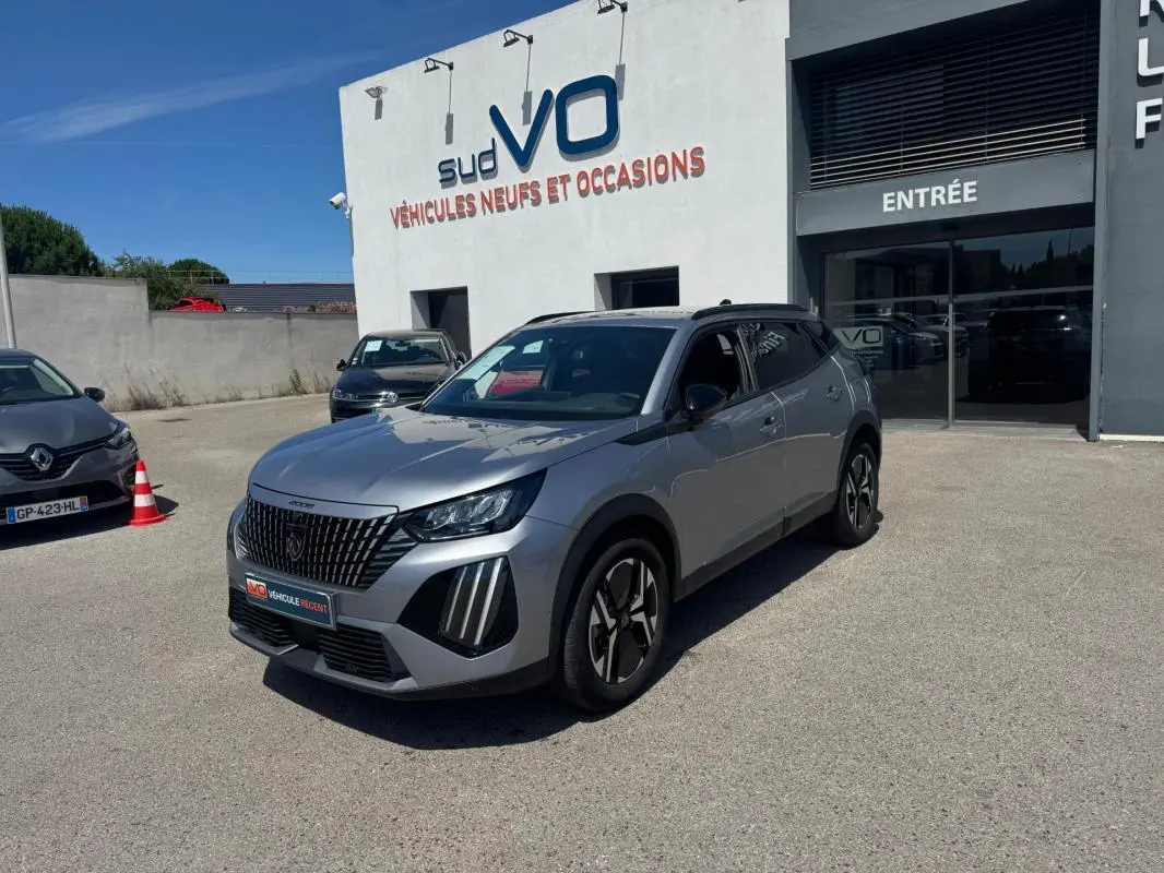 Peugeot 2008 Hybrid gris vue 3/4 avant droit, avec jantes alliage 17 pouces et calandre distinctive noire.