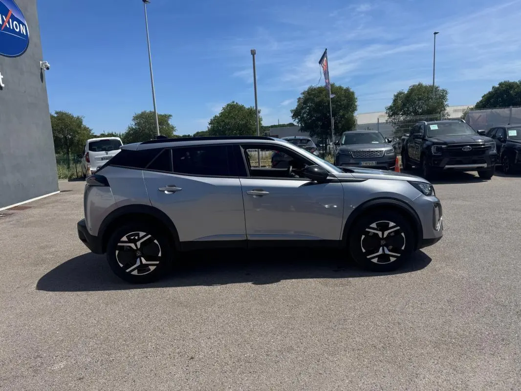 Peugeot 2008 Hybrid 145 gris vue de profil côté gauche, avec jantes alliage noires et toit noir contrasté.